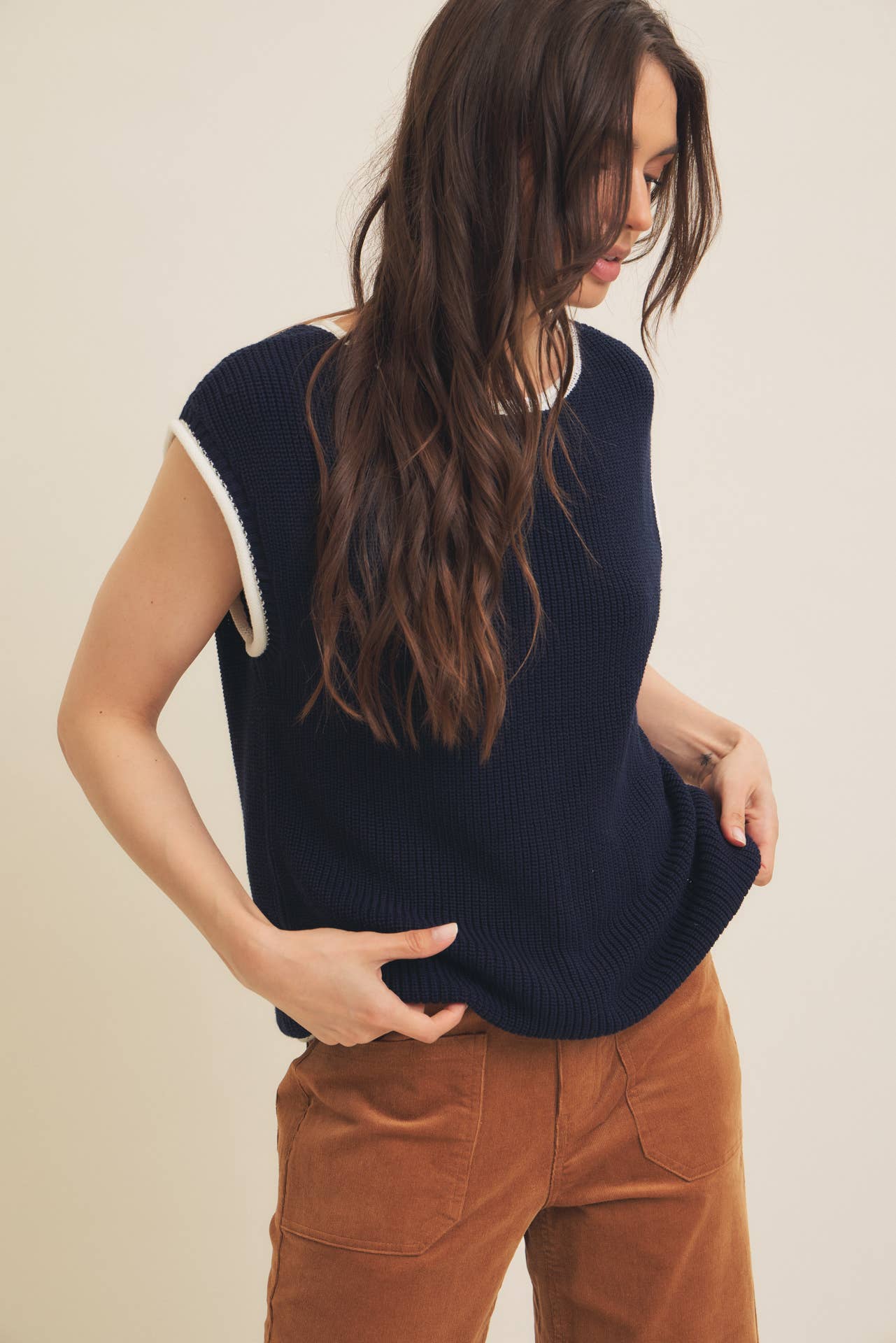 CONTRAST ROLLED EDGE KNITTED SWEATER VEST