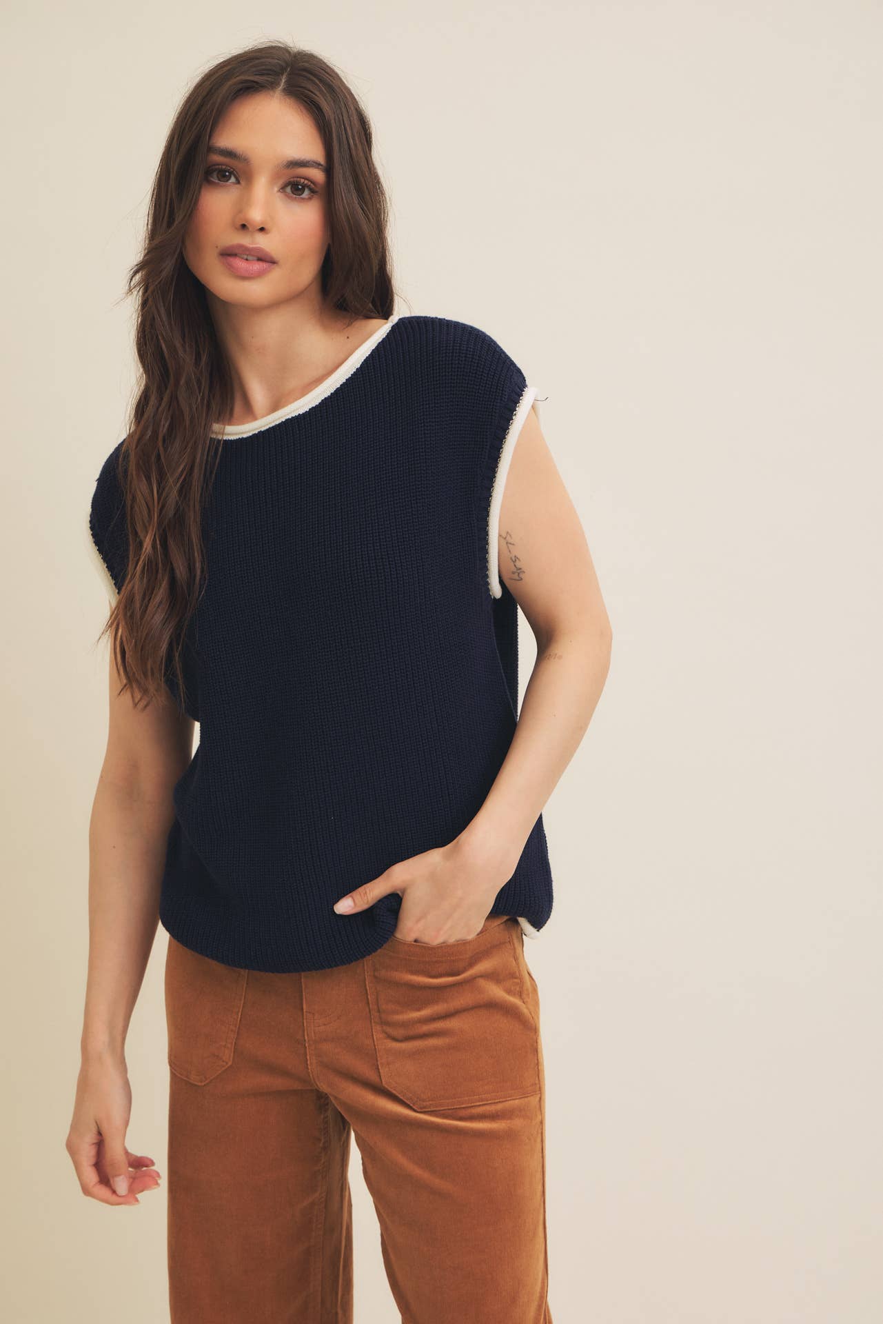 CONTRAST ROLLED EDGE KNITTED SWEATER VEST