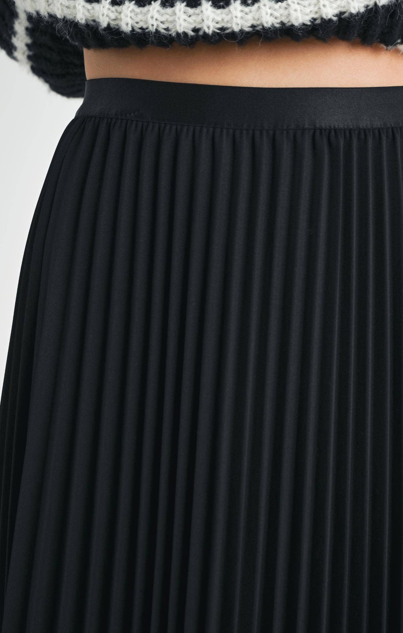 Full Of Charm Pleated Midi Skirt: BLACK