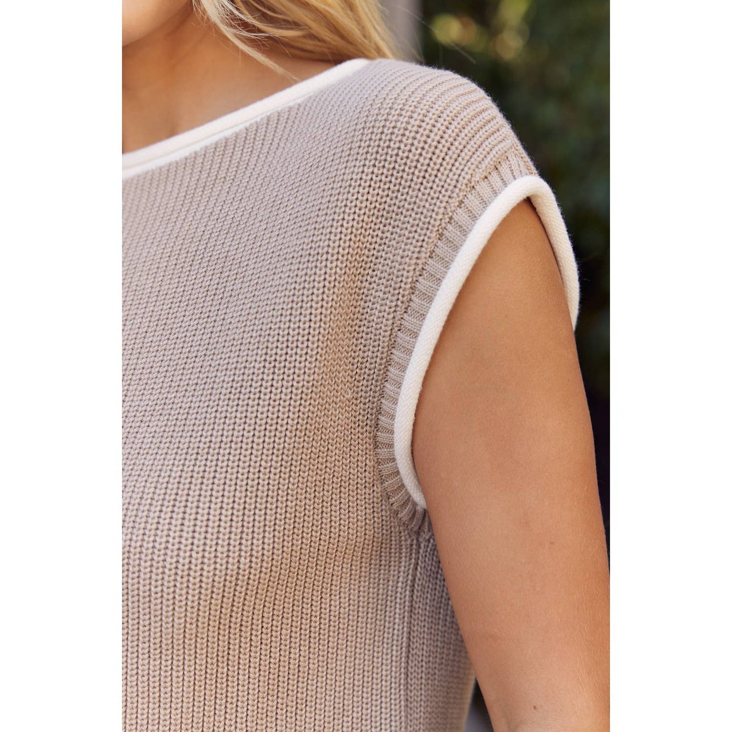 CONTRAST ROLLED EDGE KNITTED SWEATER VEST