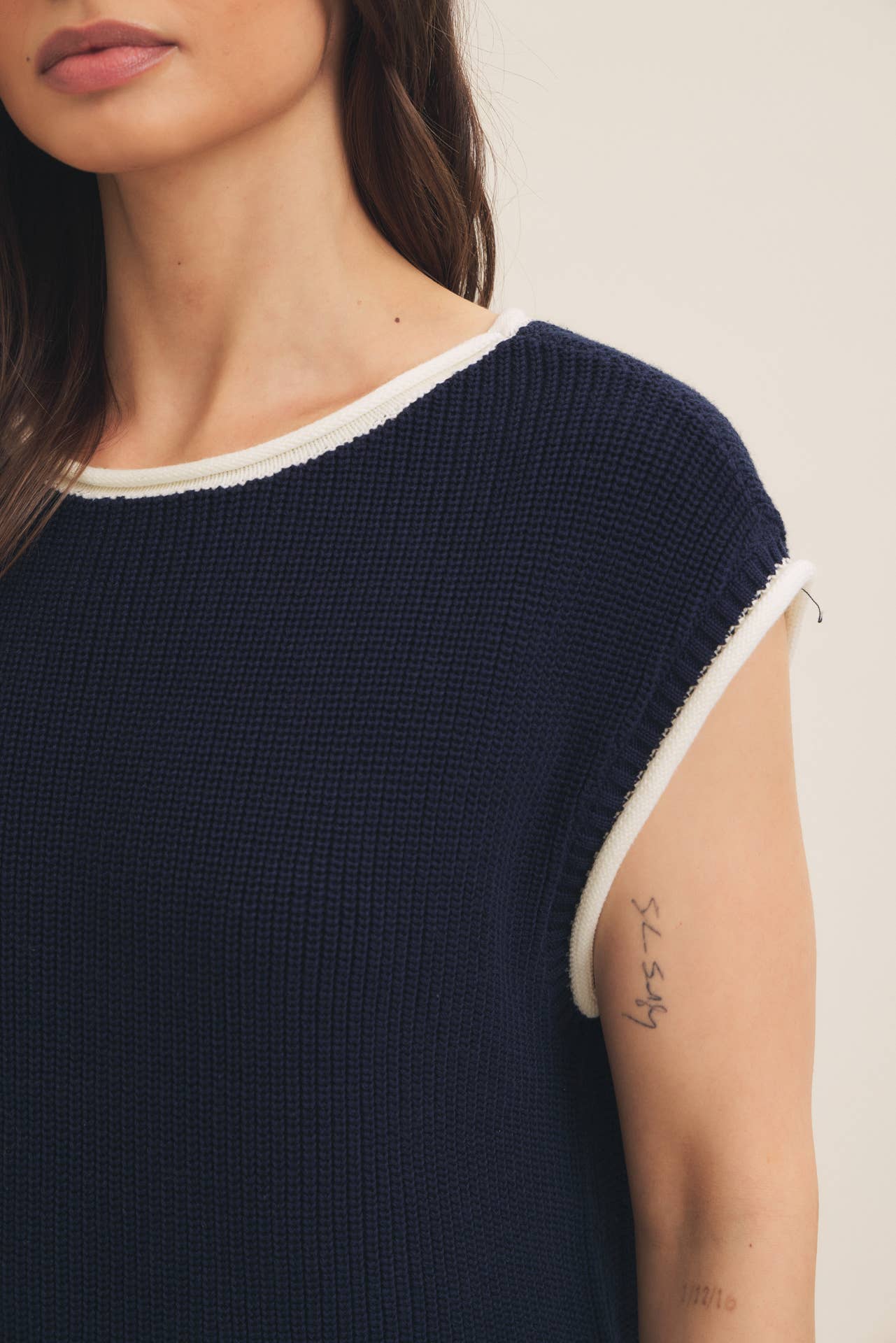 CONTRAST ROLLED EDGE KNITTED SWEATER VEST