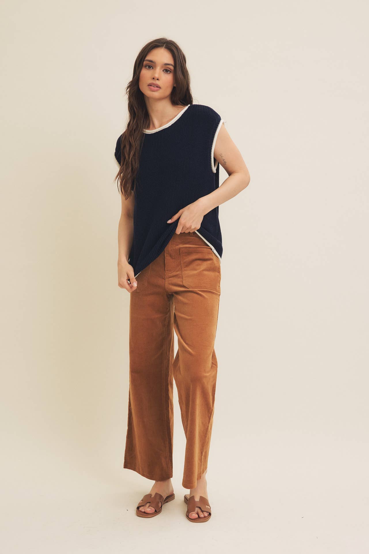 CONTRAST ROLLED EDGE KNITTED SWEATER VEST