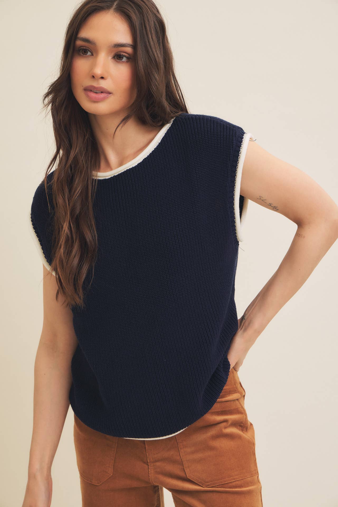 CONTRAST ROLLED EDGE KNITTED SWEATER VEST