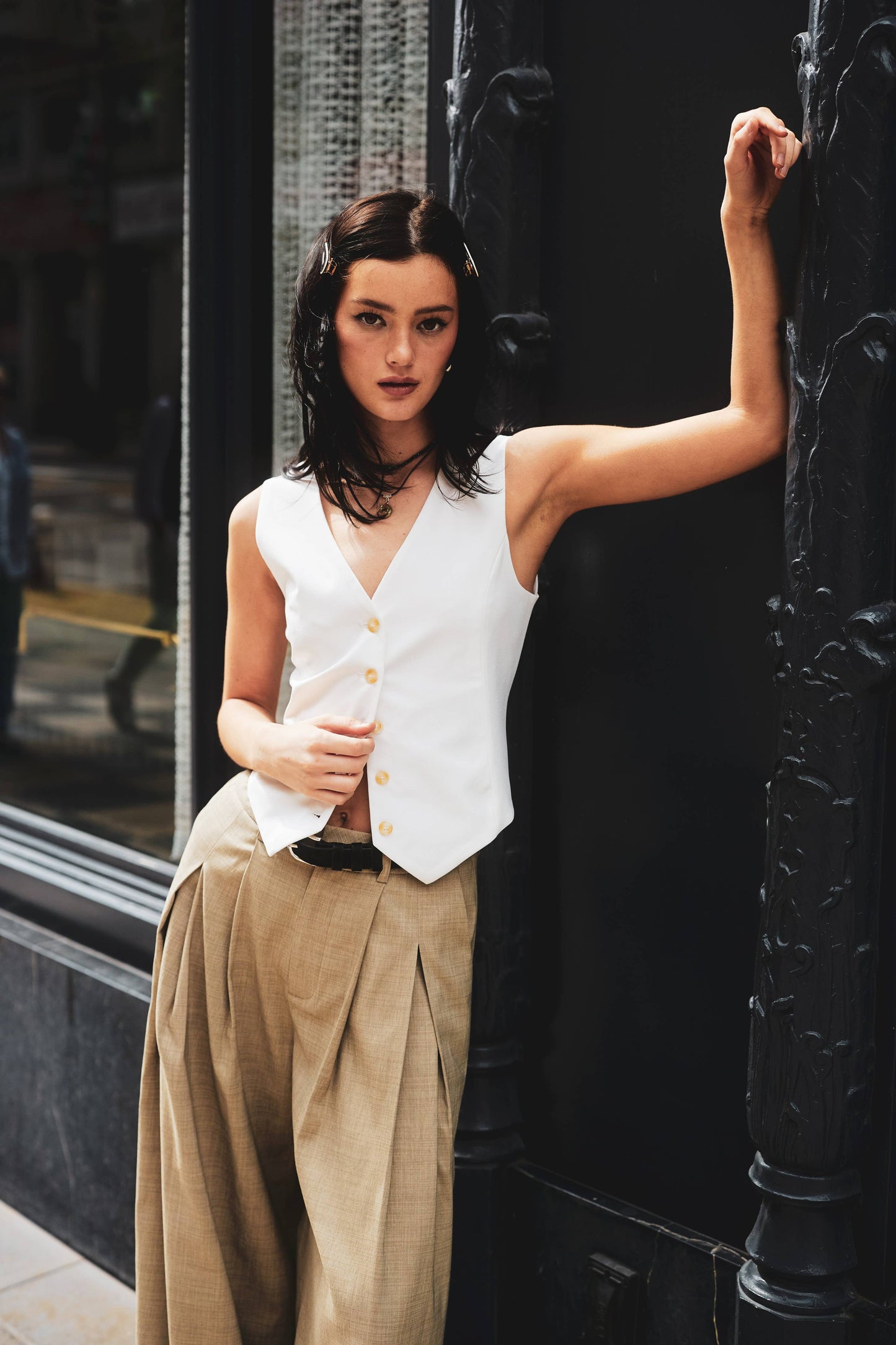 SLEEVELESS VEST TOP WITH V NECK AND BUTTON CLOSURE